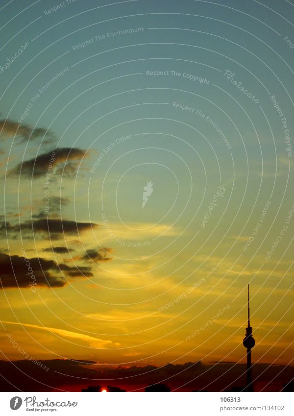 NEOROMANTIK: POSTCARD FROM BERLIN Romantik Berliner Fernsehturm Kitsch Sonnenuntergang Wolken Stadt Radio Sendemast gelb rot Farbverlauf Außenaufnahme Stimmung