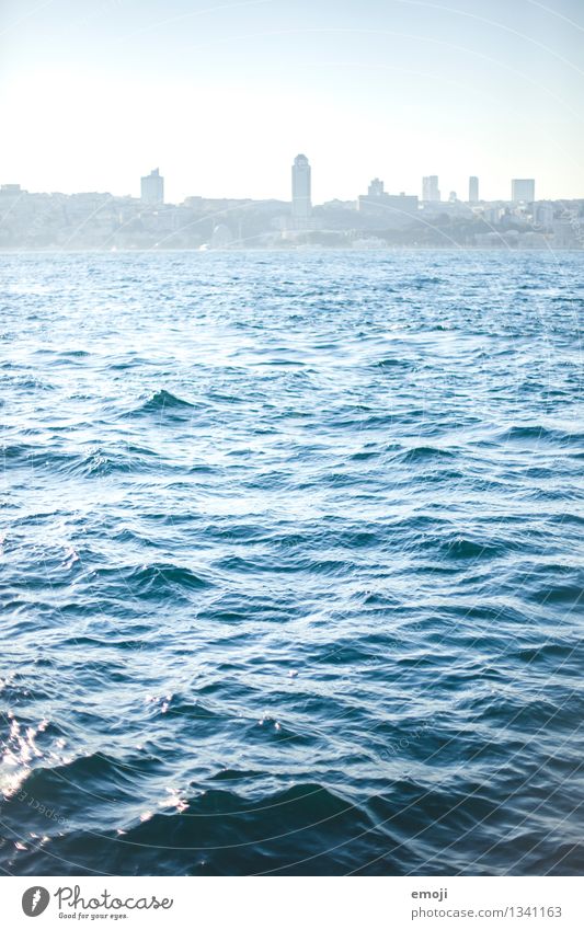 blau Umwelt Natur Wasser Schönes Wetter Wellen Küste Meer hell natürlich Farbfoto Außenaufnahme Menschenleer Tag Schwache Tiefenschärfe
