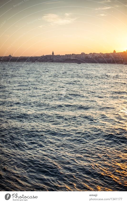 Istanbul Umwelt Natur Himmel Sommer Schönes Wetter Wellen Küste Meer Stadt Hauptstadt Skyline natürlich blau Farbfoto Außenaufnahme Menschenleer Dämmerung