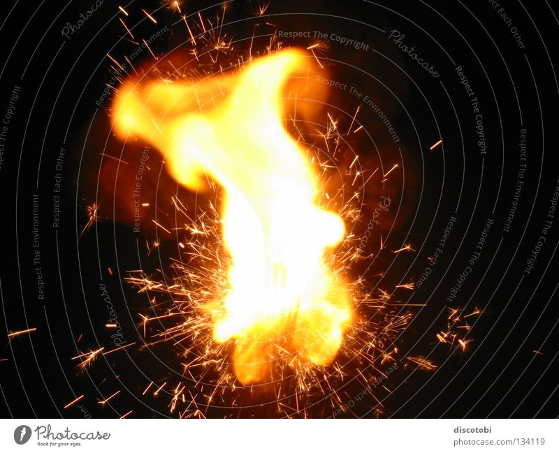 Kabumm ... Silvester u. Neujahr Feuer Wärme Kerze heiß gelb rot Explosion Wunderkerze Physik spritzig Knall entladen Brand Funken Elektrizität Verpuffung