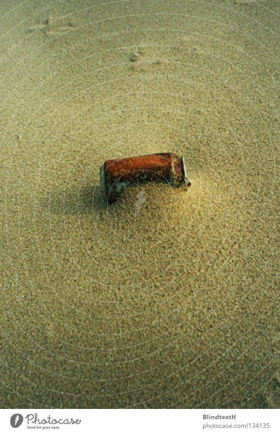 Rusty Can Dose Strand verweht Einsamkeit vergessen rot beige gestrandet Vergänglichkeit Küste Erde Sand Rost dramatisch