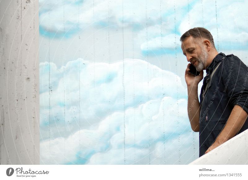wolke 4 besetzt! Erfolg Börse Telekommunikation Business sprechen Handy PDA Mensch maskulin Mann Erwachsene Bart 45-60 Jahre Wolken Fassade Graffiti