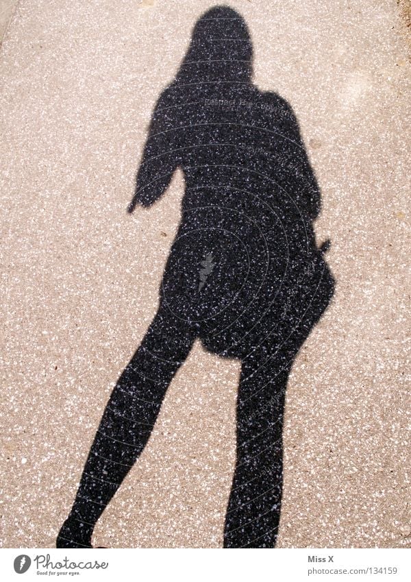 die beste Freundin der einsamen Fotografin ;-) Farbfoto Schwarzweißfoto Außenaufnahme Schatten Silhouette Frau Erwachsene Beine Straße grau schwarz Asphalt