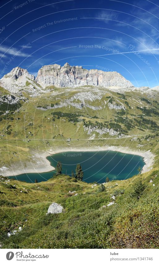 Formarinsee 2 Umwelt Natur Landschaft Himmel Sommer Klima Klimawandel Wetter Schönes Wetter Hügel Felsen Alpen Berge u. Gebirge Gipfel wandern grün Vorarlberg