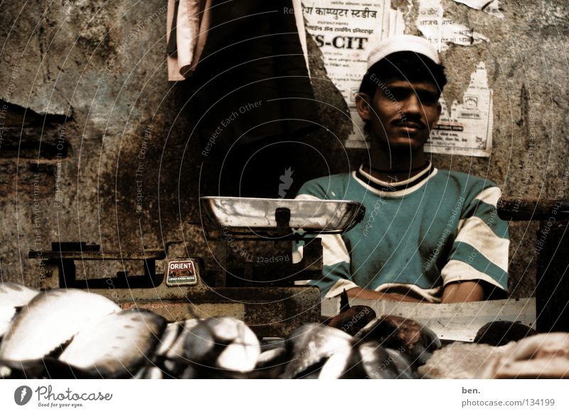 Selling Fish in Neral Händler Indien Waage Inder verkaufen Handel Ernährung Markt stehen Fisch Fischverkäufer