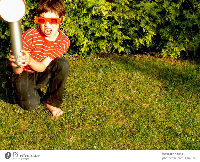 Hammerhart Junge dumm Kind Gummihammer aufblasbar rot grün ungefährlich Spielzeug blasen Spielen Zickzack Brille Sonnenbrille Achtziger Jahre Kraft Handwerk