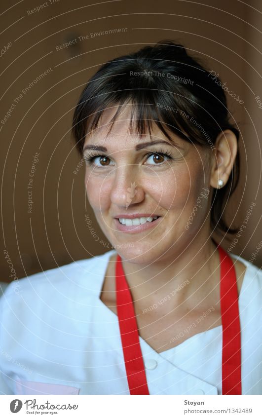 Porträt der klinischen Krankenschwester (Onkologie) Junge Frau Jugendliche Leben 1 Mensch 18-30 Jahre Erwachsene Arbeitsbekleidung brünett Lächeln Sport