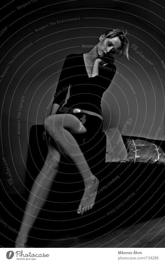 Schräglage. Körperhaltung Frau Sofa Leder schwarz weiß grau Sitzgelegenheit Möbel lümmeln hocken Oberschenkel Unterschenkel hängenbleiben Bekleidung Kleid