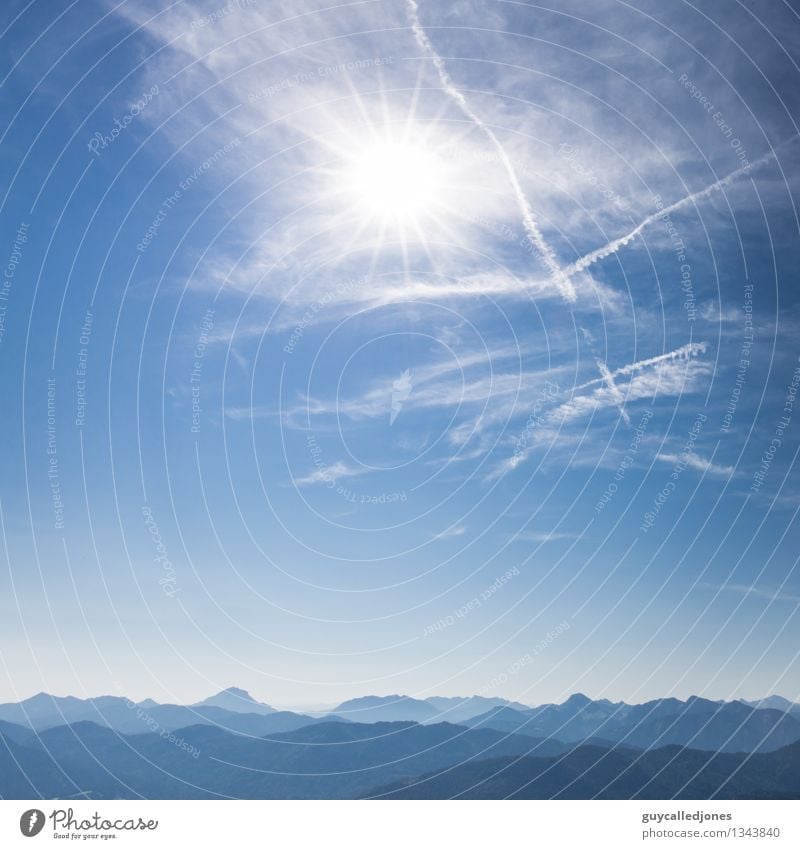 Berge Umwelt Landschaft Himmel Wolken Sonne Sonnenlicht Alpen Berge u. Gebirge Gipfel beobachten entdecken Erholung Sport schön blau Glück Fröhlichkeit