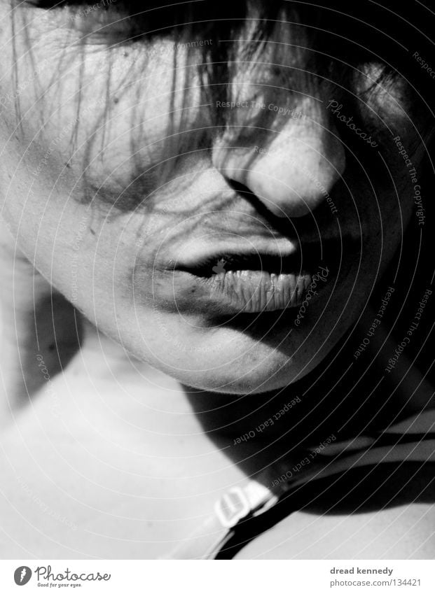 ANHANG - dread kennedy Schwarzweißfoto Außenaufnahme Textfreiraum unten Tag Schatten Kontrast Sonnenlicht Porträt Lifestyle Stil schön Haare & Frisuren Haut
