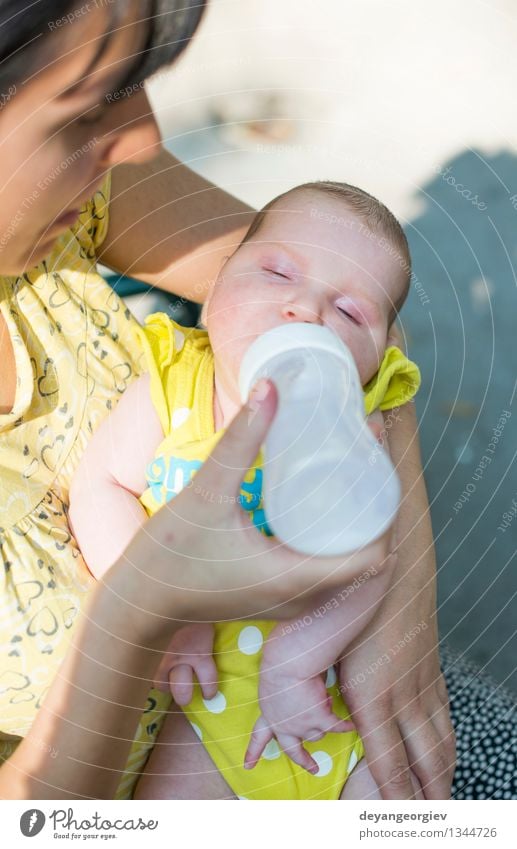 Baby saugt an einer Flasche. Essen trinken Glück Gesicht Mädchen Mutter Erwachsene Kunststoff füttern klein weiß melken Lebensmittel Kind Pflege neugeboren