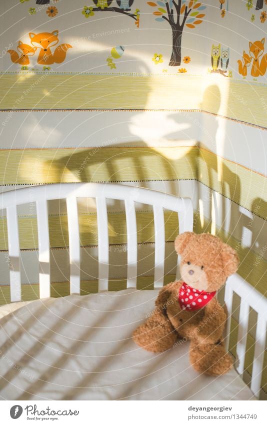 Teddybär in einem Babyzimmer Glück Kind Kleinkind Mädchen Frau Erwachsene Mutter Familie & Verwandtschaft Spielzeug Liebe schlafen klein niedlich weich weiß Bär