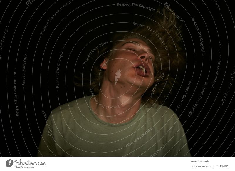 Portrait Mann maskulin Porträt krankhaft Hemmungslosigkeit verrückt Kopfschütteln hypnotisch Wahnvorstellung Missbrauch Überdosis besessen gefährlich Risiko