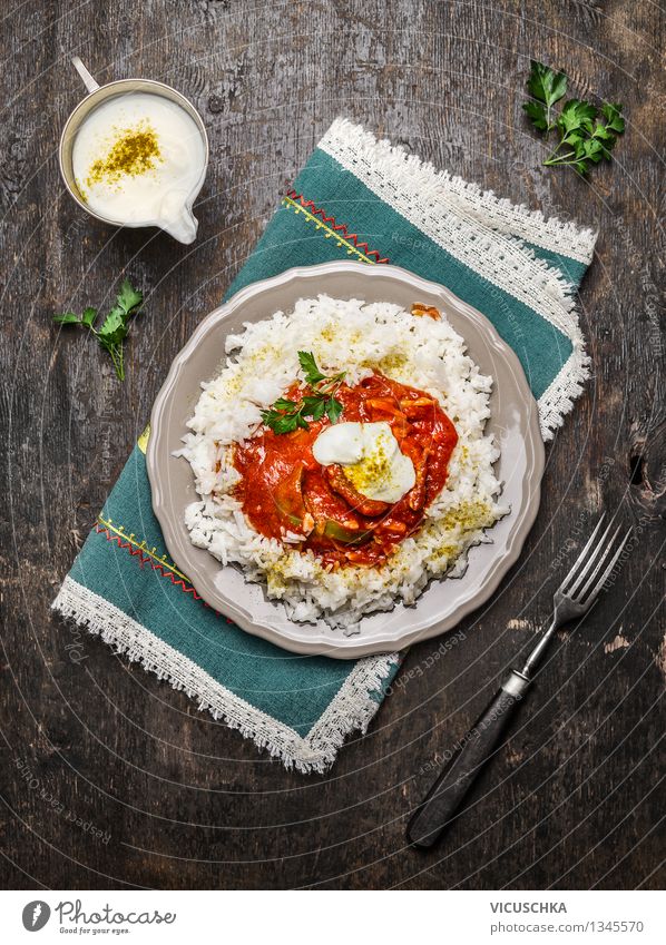 Basmati-Reis mit Hähnchen Tomaten Soße und Joghurt Lebensmittel Fleisch Getreide Kräuter & Gewürze Ernährung Mittagessen Festessen Bioprodukte Diät Teller Gabel