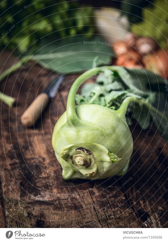 Frischer Kohlrabi auf rustikalem Küchentisch Lebensmittel Gemüse Ernährung Bioprodukte Vegetarische Ernährung Diät Messer Stil Design Gesunde Ernährung Sommer
