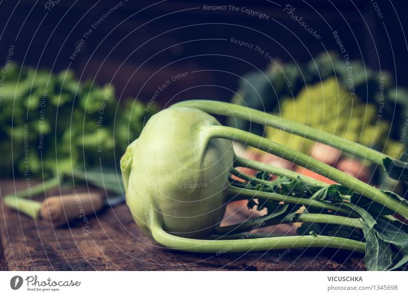 Kohlrabi auf rustikalem Küchentisch Lebensmittel Gemüse Ernährung Bioprodukte Vegetarische Ernährung Diät Stil Design Gesunde Ernährung Sommer Tisch Natur