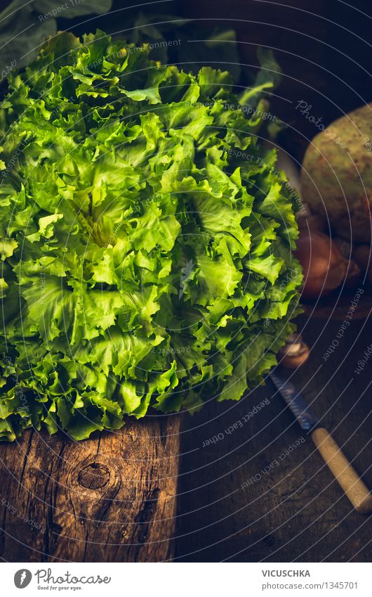 Frisches Kopfsalat auf rustikalem Küchentisch Lebensmittel Gemüse Salat Salatbeilage Ernährung Mittagessen Bioprodukte Vegetarische Ernährung Diät Messer