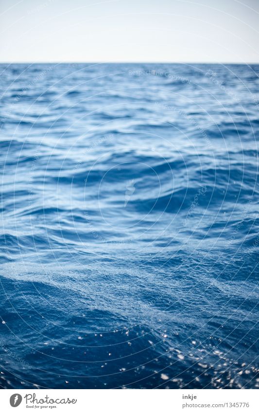 RAL 5007 Horizont Wellen Meer blau Meerestiefe Meeresspiegel Meeresstimmung Geplätscher leer weitläufig Farbfoto Außenaufnahme Nahaufnahme Strukturen & Formen