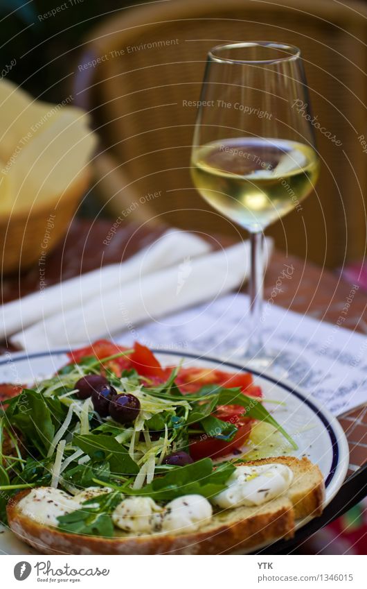Bruschetta e Vernaccia Lebensmittel Käse Gemüse Salat Salatbeilage Brot Ernährung Abendessen Bioprodukte Vegetarische Ernährung Slowfood Italienische Küche