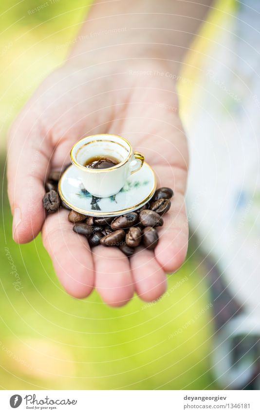 Hand halten sehr kleine Tasse Kaffee Stil Garten Tisch Frau Erwachsene heiß retro weiß Farbe Miniatur Café Halt Overhead altehrwürdig Untertasse Menschen