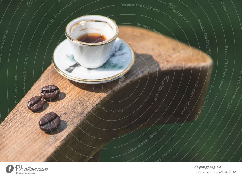 Tasse Kaffee auf Holztisch Espresso Schreibtisch Tisch alt frisch heiß klein retro braun schwarz Miniatur hölzern Top Café trinken Aussicht Koffein Becher