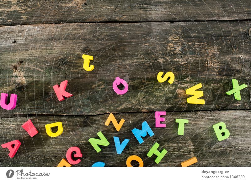 Holzbuchstaben auf Holzbrett Design Papier Spielzeug Sammlung alt Farbe Alphabet Briefe farbenfroh altehrwürdig Holzplatte Text Hintergrund Gußeisen Wort abc