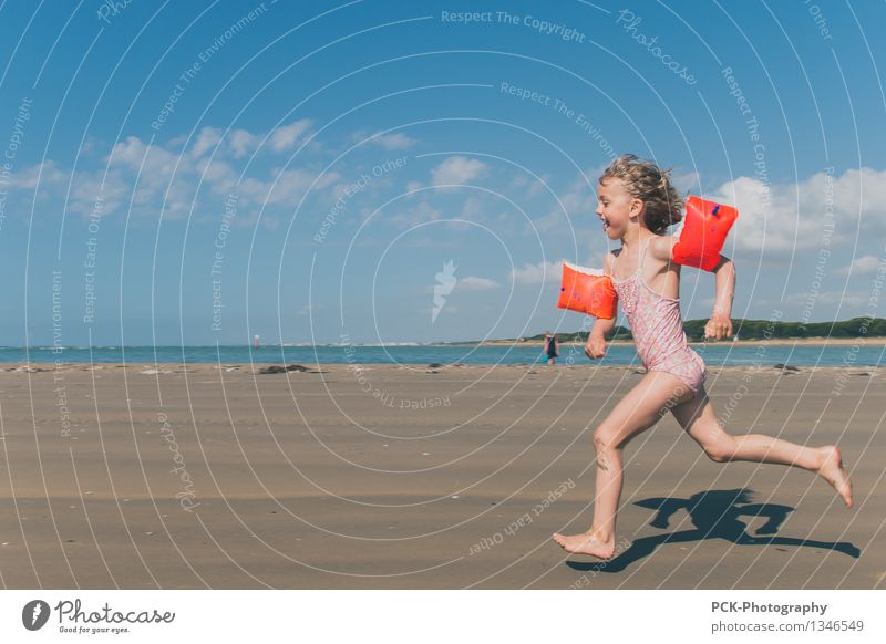 StrandläuferIn feminin Kind Kleinkind Mädchen 1 Mensch 3-8 Jahre Kindheit Sand Frühling Sommer Herbst Schönes Wetter Meer Mittelmeer Adria lachen laufen rennen