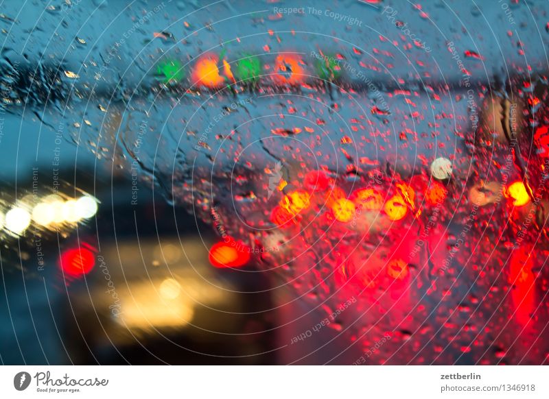 Autobahn again Berufsverkehr Verkehrsstau Regen Regenwasser Herbst Wetter Windschutzscheibe Fenster Autofenster Wassertropfen Licht Scheinwerfer