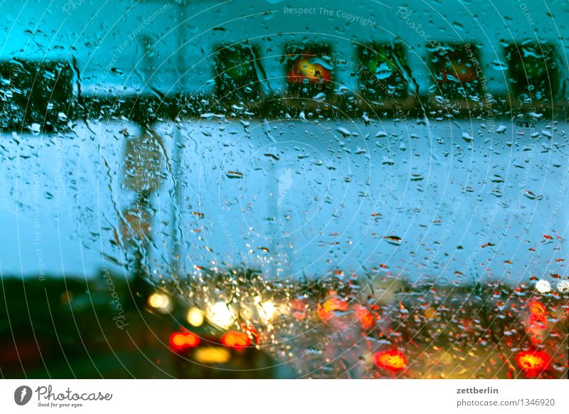 Stau Autobahn Berufsverkehr Verkehrsstau Regen Regenwasser Herbst Wetter Windschutzscheibe Fenster Autofenster Wassertropfen Licht Scheinwerfer Autoscheinwerfer