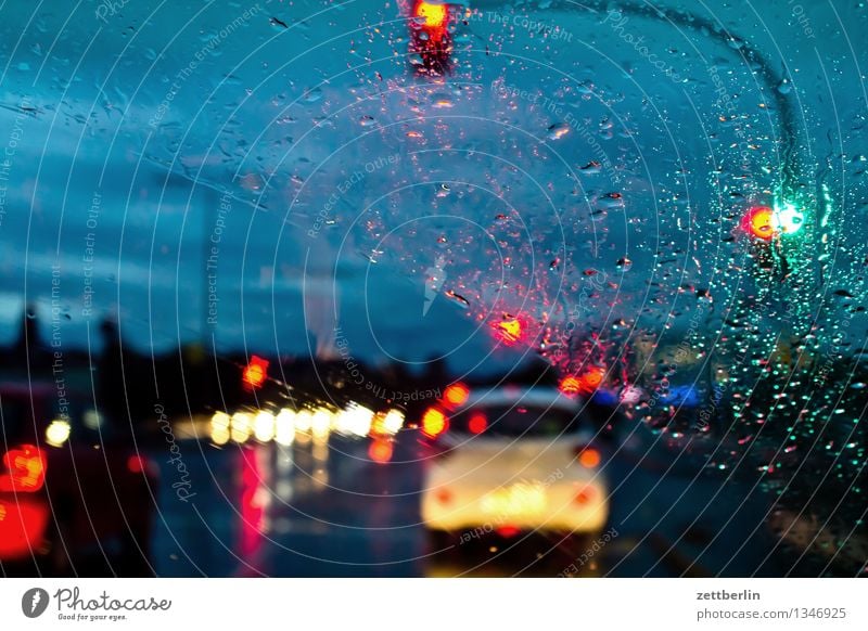 Autobahn Berufsverkehr Verkehrsstau Regen Regenwasser Herbst Wetter Windschutzscheibe Fenster Autofenster Wassertropfen Licht Scheinwerfer Autoscheinwerfer