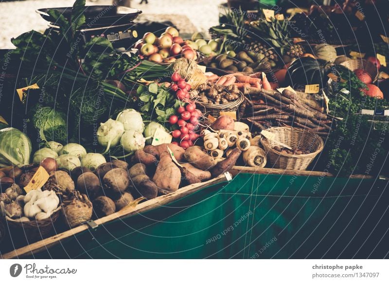 Gemüse auf Marktstand Lebensmittel Salat Bioprodukte Wochenmarkt Salatbeilage Ernährung frisches gemüse kaufen Landwirtschaft Forstwirtschaft Handel Gesundheit