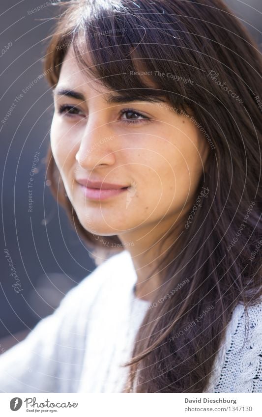 Blick in die Ferne feminin Junge Frau Jugendliche Kopf Gesicht 1 Mensch 18-30 Jahre Erwachsene Pullover brünett langhaarig Zufriedenheit Optimismus Akzeptanz