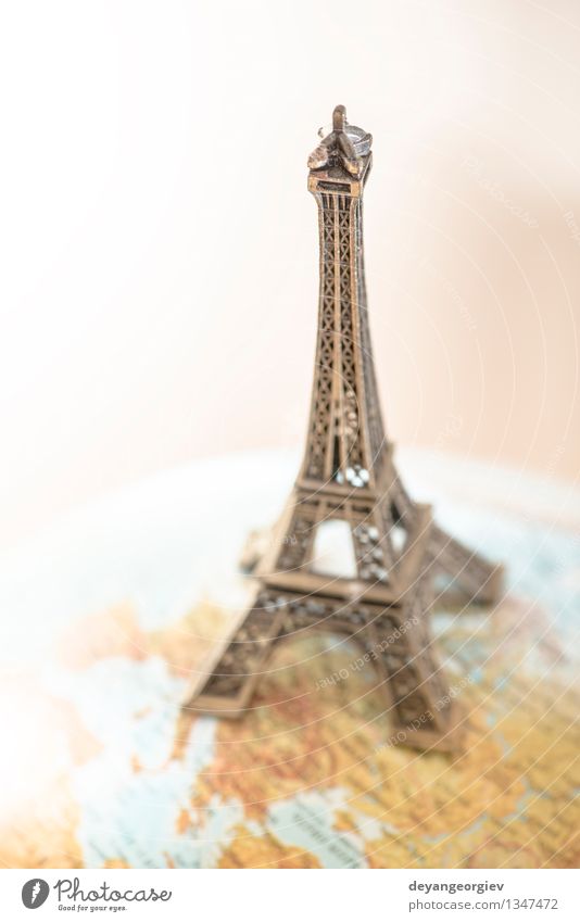Eiffelturm auf Globus Ferien & Urlaub & Reisen Tourismus Sommer Erde Stadt Denkmal klein neu Turm Paris Planet Entwurf weltweit Frankreich groß Miniatur