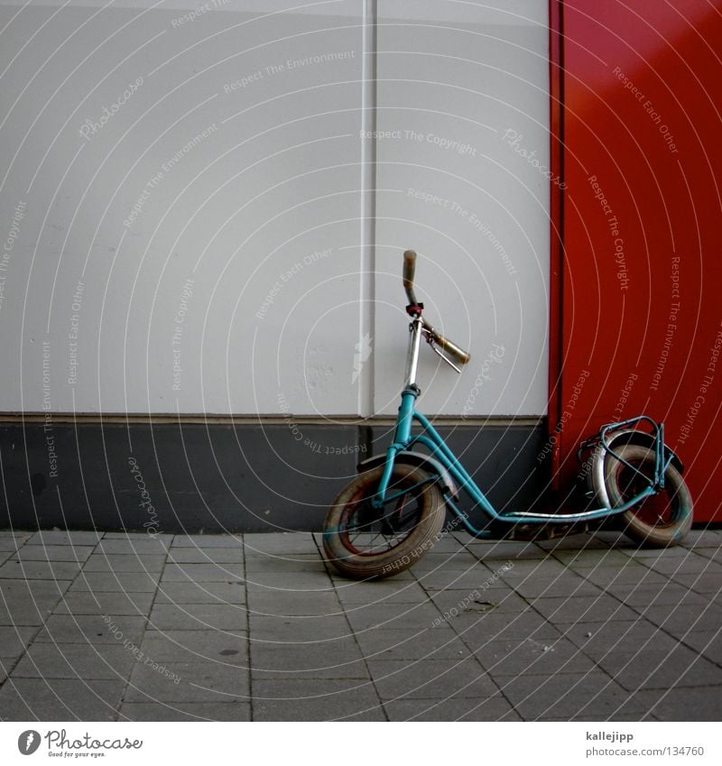 zweirad Spielzeug Oldtimer Spielen Wand rot grün Speichen Fußtritt Erinnerung Kindheitserinnerung Tür red Fahrradlenker Bremse breake door ballonreifen