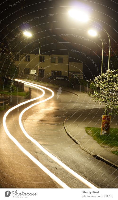 Auto in der Nacht Licht Straßenbeleuchtung Dorfstraße Lichtspiel Verkehrswege Scheinwerfer PKW