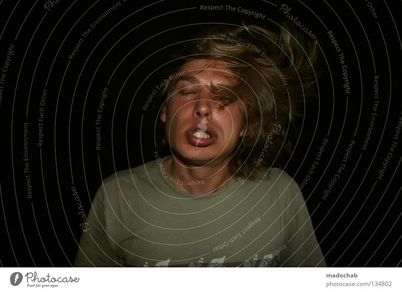 Portrait Mann maskulin Porträt krankhaft Hemmungslosigkeit verrückt Kopfschütteln hypnotisch kaputt Zerreißen Überdosis besessen gefährlich Risiko Therapeut