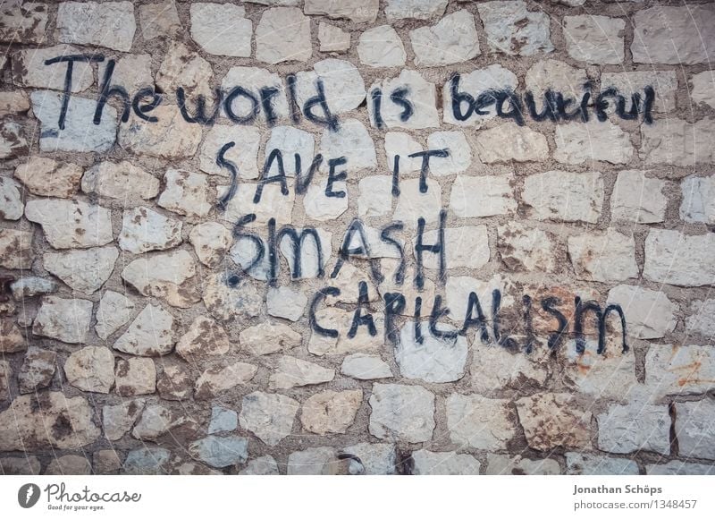 *** 900 *** The world ist beautiful – SAVE IT, Ende des Kapitalismus, Kapitalismuskritik Stadtrand Mauer Wand Aggression Kritik Graffiti Mauerstein