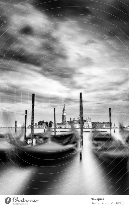 Expedition In Venezia XXI Wasser Wolken Stadt Architektur Verkehrsmittel Wasserfahrzeug schwarz weiß Tradition Venedig Monolithsaeule Markusplatz Canal Grande
