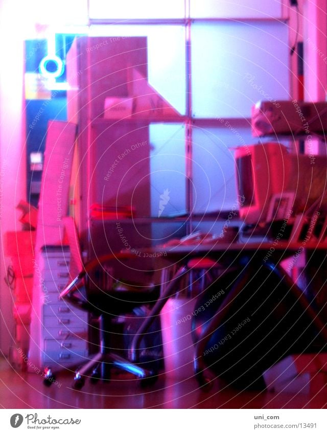 rosige Arbeitsatmosphäre Arbeitsplatz Drehstuhl Bildschirm Büro Schreibtisch rosa-pink