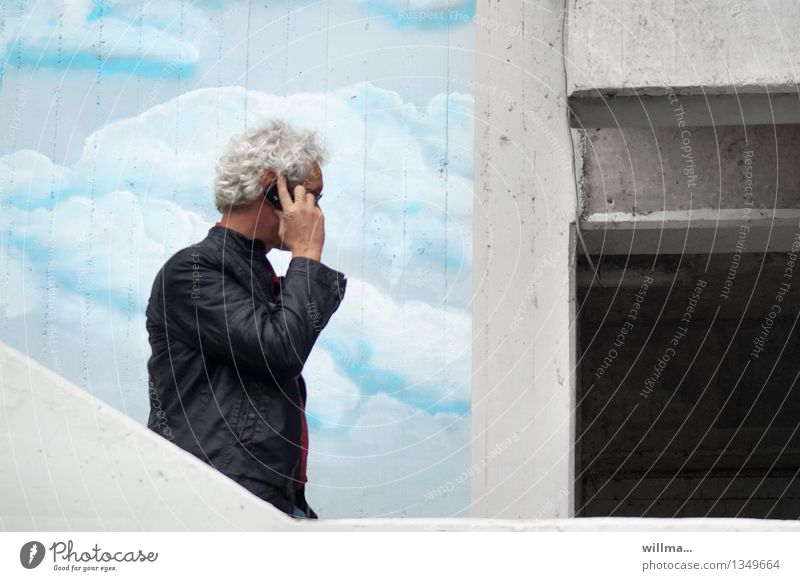 Das Funkloch Mann telefonieren Verabredung Mobilfunk Erfolg Börse Telekommunikation Business sprechen Handy PDA Mensch Erwachsene 45-60 Jahre Wolken Fassade