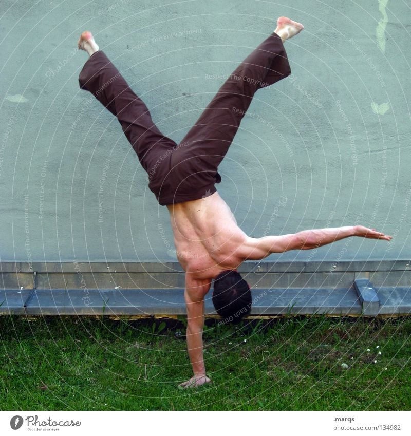 Balance Mann Kerl Handstand Konzentration Zufriedenheit stehen Akrobatik Turnen Turner Capoeira Sport Muskulatur Körperhaltung Angeben Mensch Typ boy guy Haut