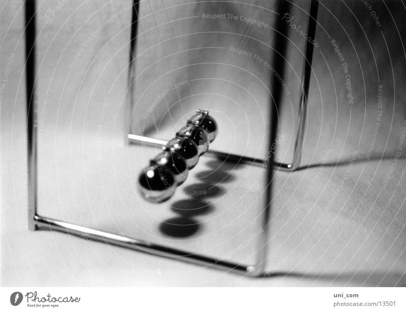 Schlagabtausch Murmel Physik Spielzeug Kugel Pendel Flügel Nähgarn Schatten Schwarzweißfoto