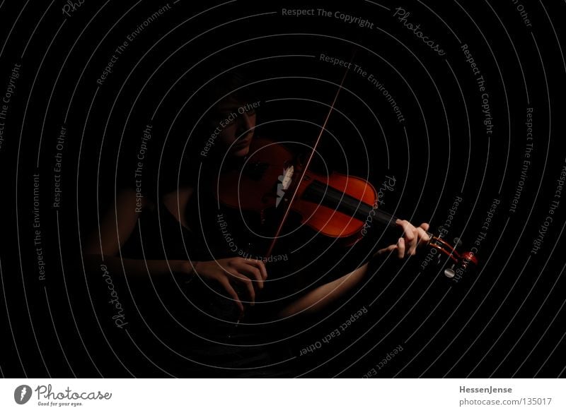Hand 30 Hoffnung Geige Orchester Finger Saite schwarz dunkel Gefühle Spielen Konzentration Kunst Kultur schön Viloline Musik Leidenschaft Arme fangen