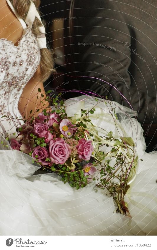 trau dich II Hochzeit Hochzeitspaar Blumenstrauß Paar Partner Rose Brautkleid Zopf schön Vertrauen Zusammensein Liebe Treue Romantik elegant Erwartung Gefühle
