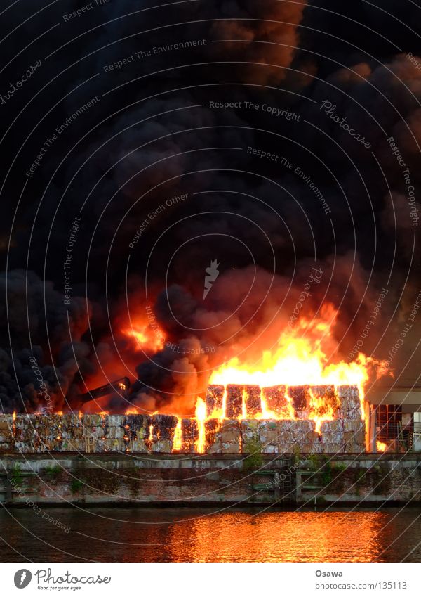 Großbrand Rauch Apokalypse Desaster Angst Panik Brand Rauchgas Ruß Flamme Wasser Reflexion & Spiegelung Reflektion Feuerwehr Berlin Flammenmeer Lager
