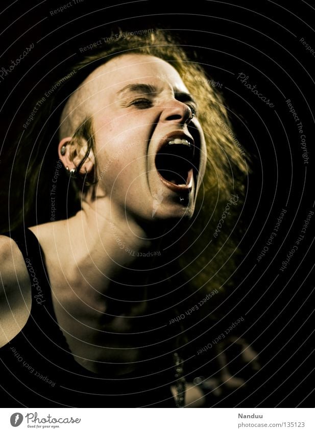 Freiheitsdrang Jugendliche Gefühle schreien Punkrock Frau außergewöhnlich Lifestyle Pogo laut Krach singen Wut Ärger Konzert Musik Subkultur Wiedervereinigung