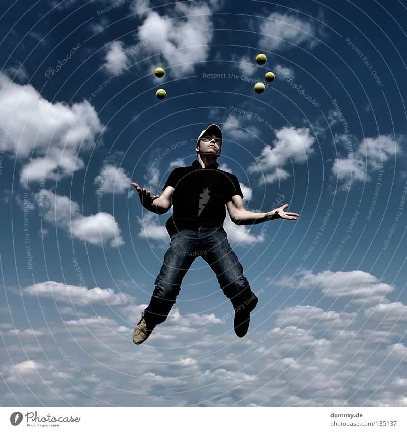 low gravity Mann Kerl Sommer Wolken Tennisball Schweben gefroren Berghang T-Shirt leicht Schwerelosigkeit jonglieren dunkel Freude Himmel blau Ball fliegen