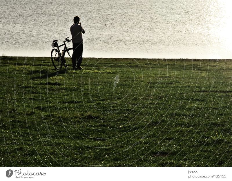 Nachdenken Einsamkeit Fahrrad Fahrradtour Denken Mann Pause ruhig See Sonnenuntergang Wiese Frieden entscheidungsfindung friedlich kriese meditativ Mensch