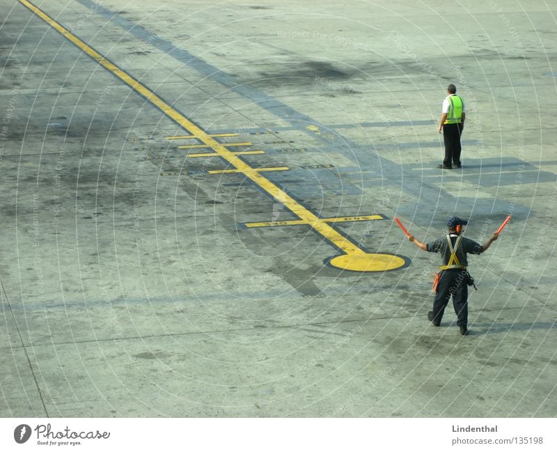 Airport Workers Flugzeug Leuchtstab winken Weste Sicherheit Flughafen Luftverkehr arkeiter Mitarbeiter einweiser Anweisung kontrolleur commander schwenken