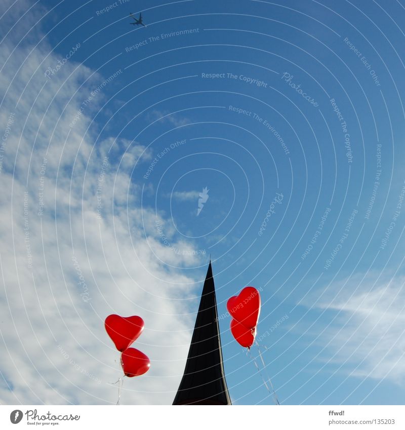 Spirchturmkitze Kirchturm Kirchturmspitze Luftballon rot Schnur Wolken Schweben aufsteigen loslassen Gotteshäuser Freude Himmel Religion & Glaube Spitze Herz